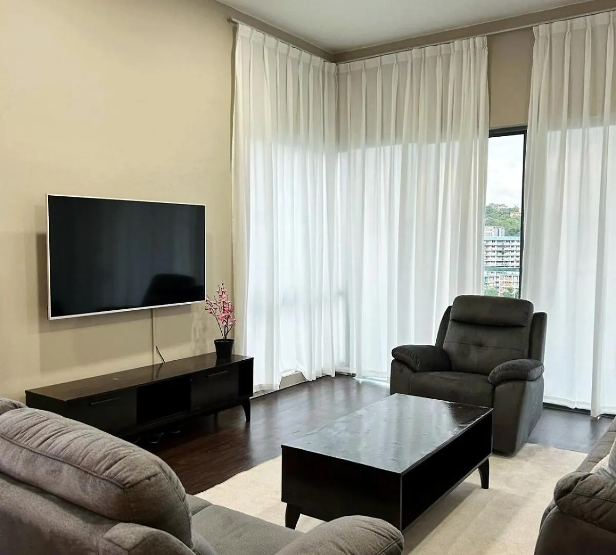 Kontakt z Loft With Pool Access, Same Floor As Swimming Pool Imago Mall 3R2B 1,320Sq Ft Euphoria Staycation